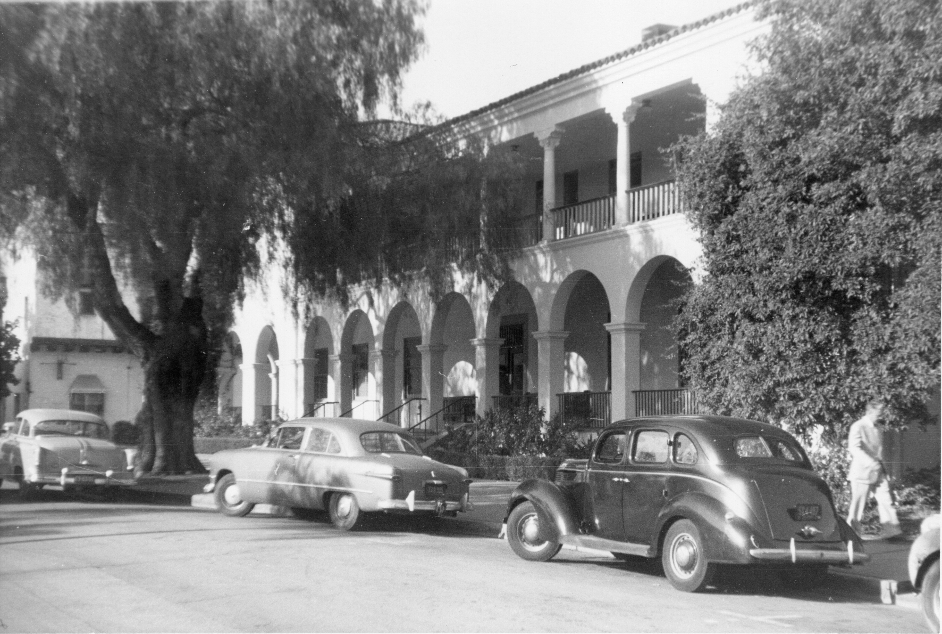 City Hall 1954 with cars lining De La Guerra Plaza