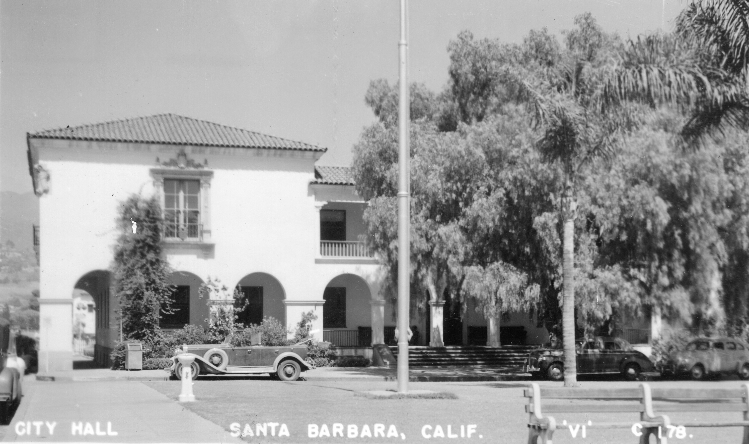 City Hall 1940 with cars lining De La Guerra Street