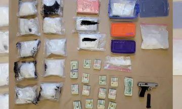 Photo from the scene, showing bags of drugs, firearms and cash. 