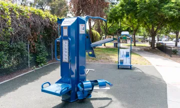 Fitness equipment at Parque de los Niños 