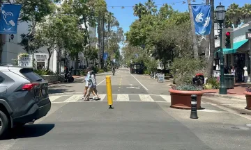 Image of pedestrians walking across State Street promenade