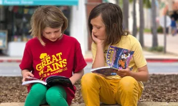 two kids reading