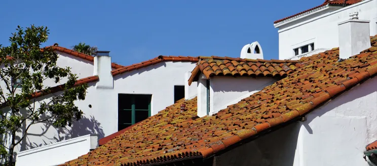 Red tile roofs details De La Guerra