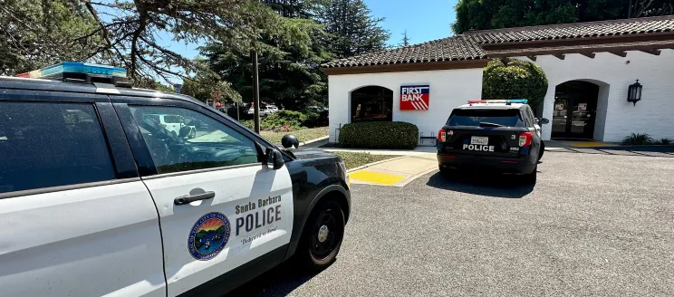 Image from the scene outside the bank, showing police cars 