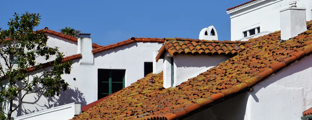 Red tile roofs details De La Guerra
