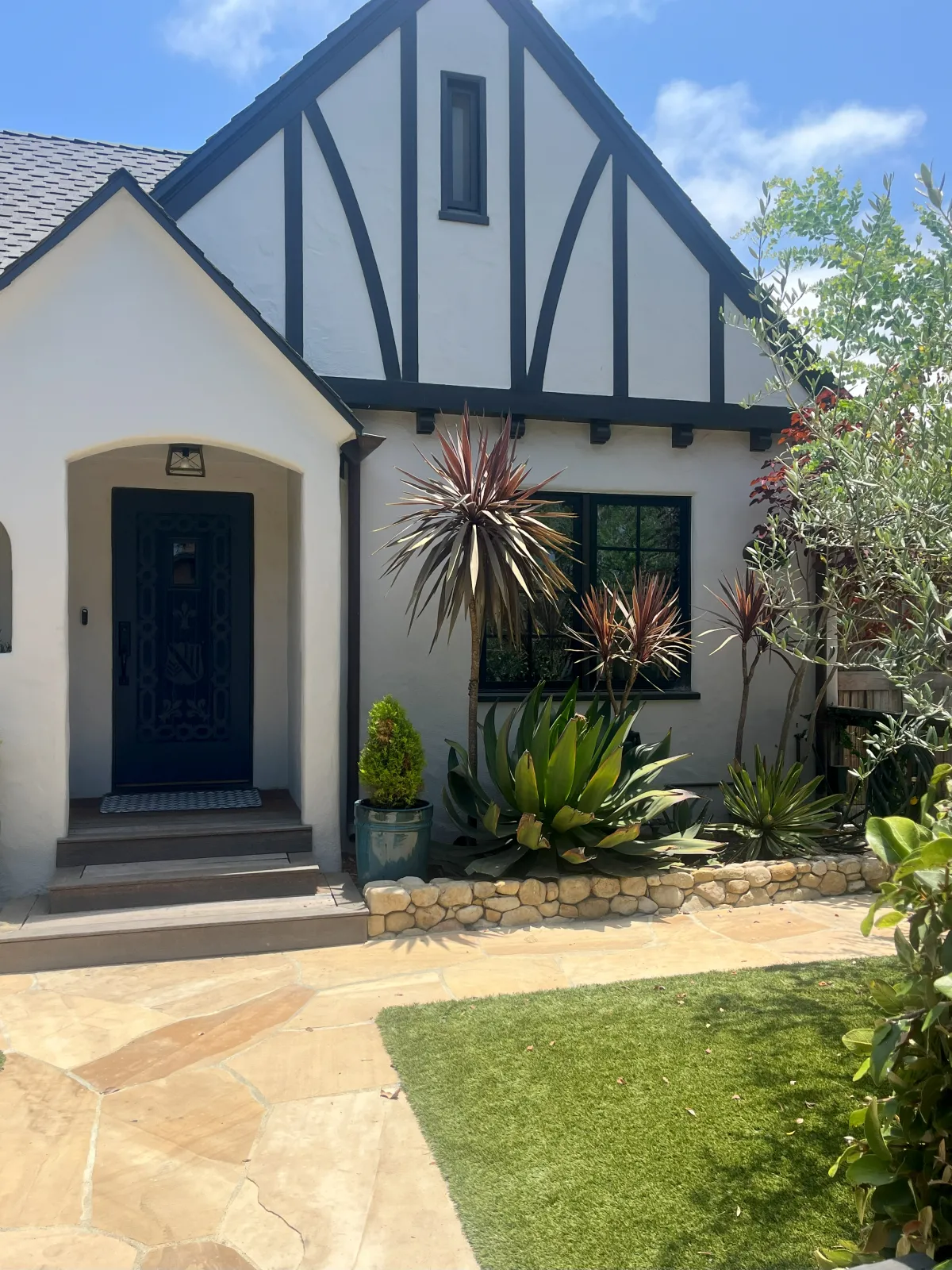 view of front door of 825 West Pedregosa Street and walkway