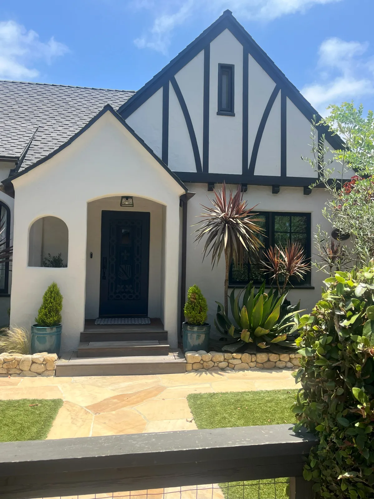 view of walking up to front door 825 West Pedregosa Street